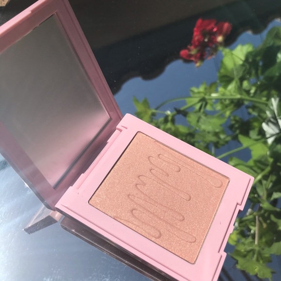 QUEEN DRIP Highlighter Illuminating Powder - Picture 6 of 12